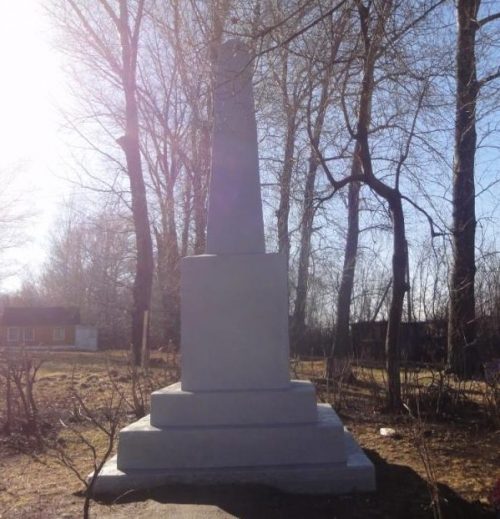 д. Самочёвка Кимовского р-на. Обелиск, установленный на братской могиле, в которой похоронены советские воины, погибшие в годы войны.
