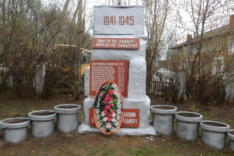 п. Товарковский, Богородицкого р-на. Памятник на территории средней школы №17, установленный на братской могиле, в которой похоронены советские воины.