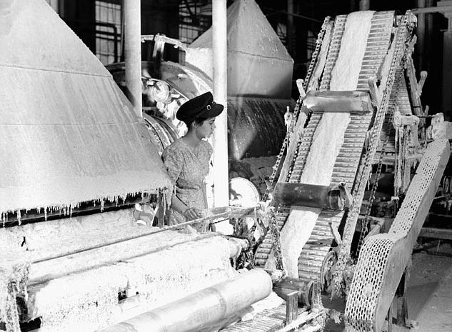 Работница на производстве асбестовых волокон. Квебек, июнь 1944 г. 