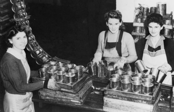 Женщины работают на фабрике по производству банок, Литон, Новый Южный Уэльс. Июнь 1943 г. 