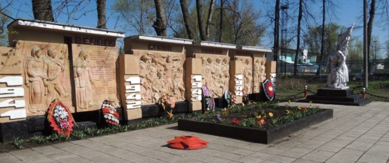 п. Товарковский, Богородицкого р-на. Памятник, установленный на братской могиле, в которой похоронены советские воины.