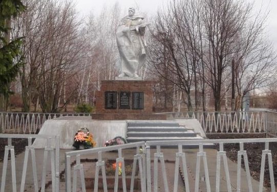 с. Хитровщина Кимовского р-на. Памятник, установленный на братской могиле, в которой похоронены советские воины, погибшие в годы войны.