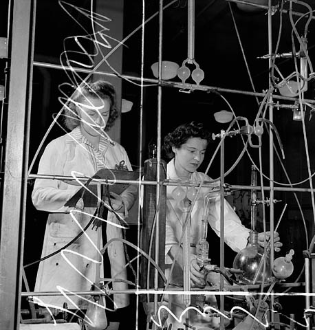 Работницы в лаборатории по испытанию искусственного каучука. Январь 1944 г. 