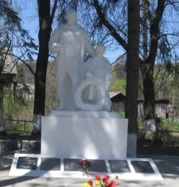  с. Иваньково Ясногорского р-на. Памятник, установленный на братской могиле, в которой похоронены советские воины.