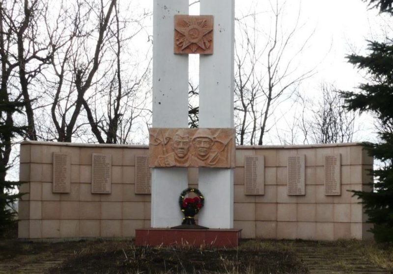 с. Черемухово Кимовского р-на. Обелиск в память о погибших земляках.