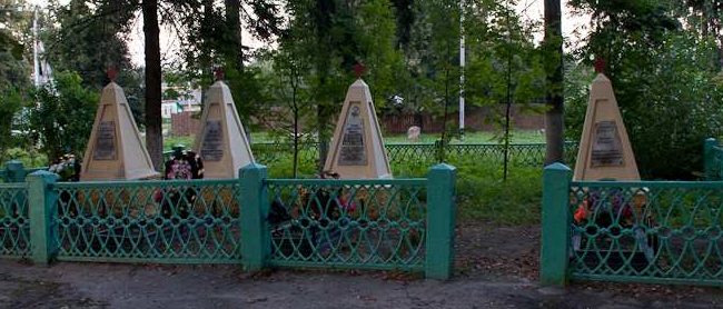 Могилы воинов, погибших в годы войны.