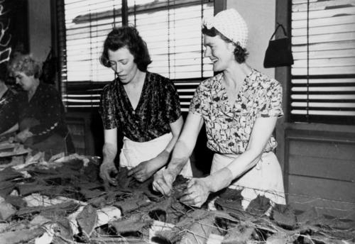 Женщины плетут камуфляжные сети для армии, Брисбен. Сентябрь 1942 г.