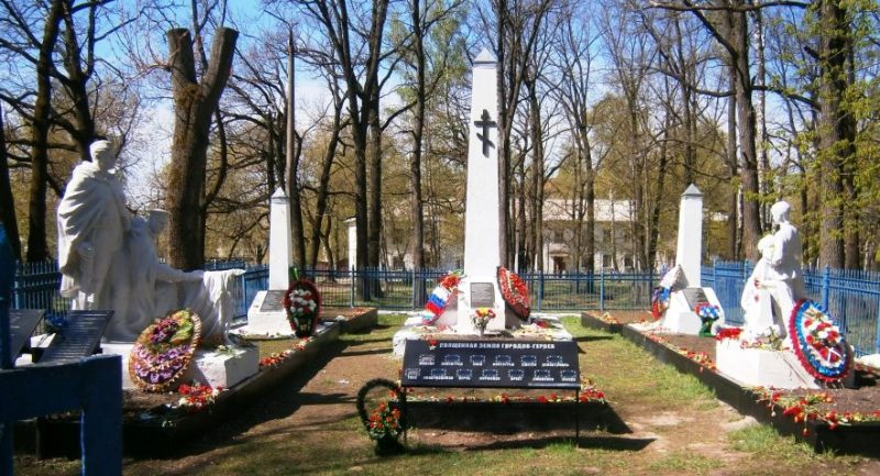 г. Болохово Киреевского р-на. Памятник, установленный на братской могиле, в которой похоронены советские воины 413-й стрелковой дивизии, погибшие при освобождении поселка.