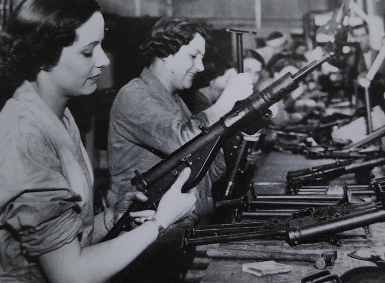 Сборка пистолет-пулеметов на заводе «Inglis» в Торонто. Апрель 1944 г.
