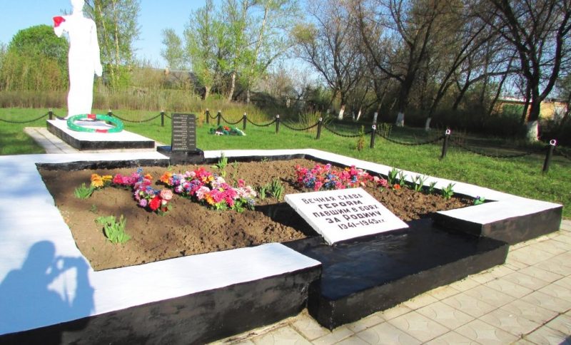 п. Бородинский Киреевского р-на. Памятник, установленный в 1969 году на братской могиле, в которой похоронены советские воины, погибшие в годы войны.
