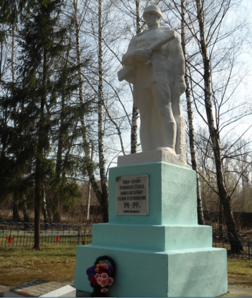 п. Первомайский Ясногорского р-на. Памятник погибшим односельчанам, установленный в 1970 году.