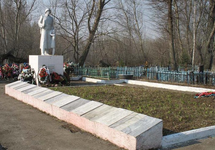 г. Венёв. Памятник, установленный у братских могил, в которых похоронены советские воины.
