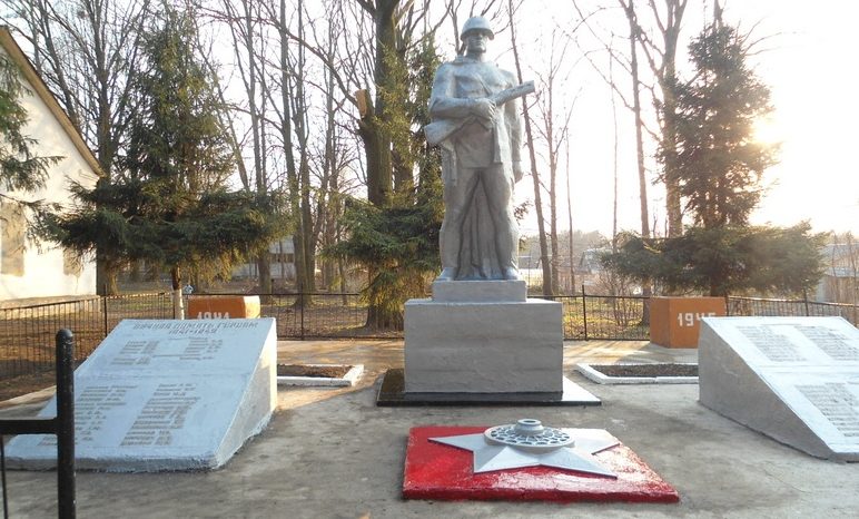 п. Санталовский Ясногорского р-на. Памятник погибшим односельчанам, установленный в 1971 году.