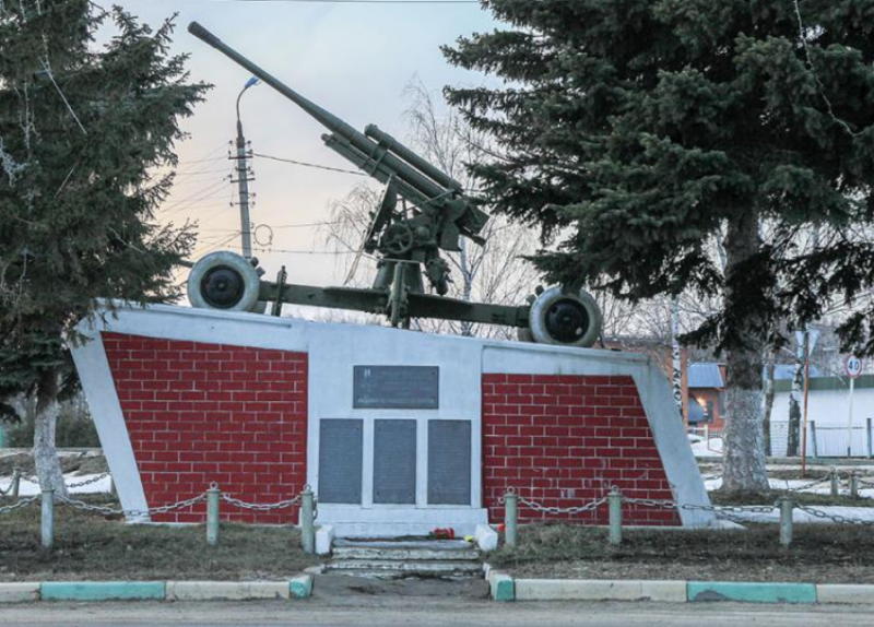 г. Венев. Монумент «Пушка», установленный в 1966 голу в честь воинов 732-го зенитно-артиллерийского полка, погибшим при обороне города в ноябре 1941 г.