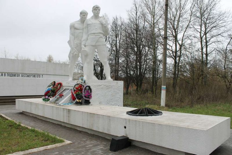 г. Липки Киреевского р-на. Памятник, установленный в 1969 году на братской могиле, в которой похоронен 41 советский воин, погибший в годы войны.
