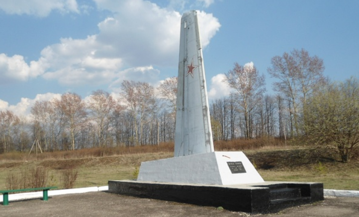 д. Харино Ясногорского р-на. Памятник летчикам, установленный в 1995 году.