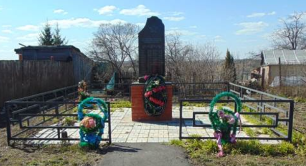 д. Гурьево Венёвского р-на. Памятник, установленный на братской могиле, в которой похоронены советские воины, погибшие в годы войны.