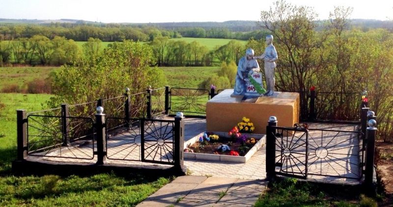 д. Сергиевское Киреевского р-на. Памятник, установленный на братской могиле, в которой похоронено 303 советских воины, погибших в годы войны.