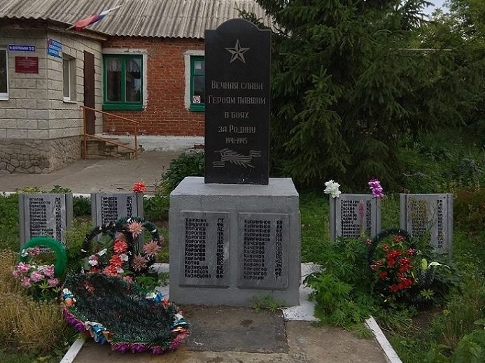 п. Грибоедово Куркинского р-на. Памятник, установленный на братской могиле, в которой похоронены советские воины, погибшие в годы войны.