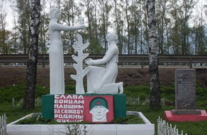 д. Кукуй Венёвского р-на. Памятник, установленный на братской могиле, в которой похоронены советские воины.