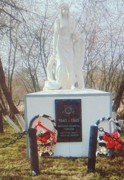  с. Медведки Венёвского р-на. Памятник «Скорбящая мать с сыном».