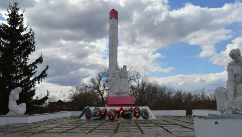 п. Куркино. Памятник, защитникам Куркинского района в годы войны.