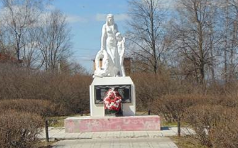 п. Метростроевский Венёвского р-на. Памятник, установленный на братской могиле, в которой похоронены советские воины.
