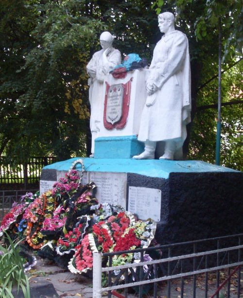 п. Куркино. Памятник, установленный на братской могиле, в которой похоронены советские воины, погибшие в годы войны.