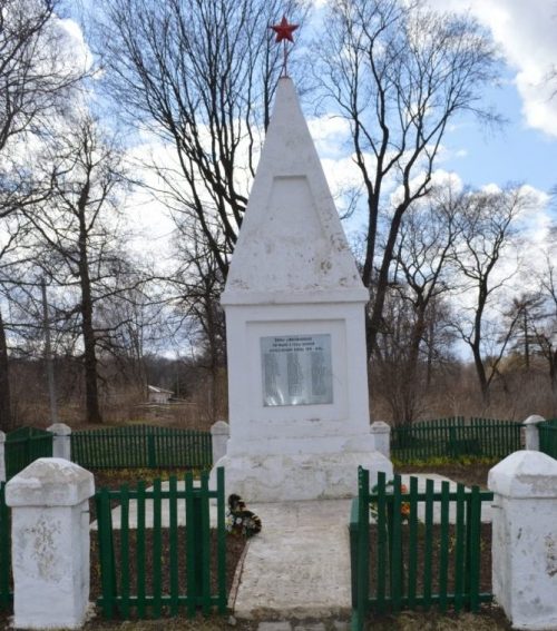 п. Михайловский Куркинского р-на. Памятник, установленный на братской могиле, в которой похоронены советские воины, погибшие в годы войны.