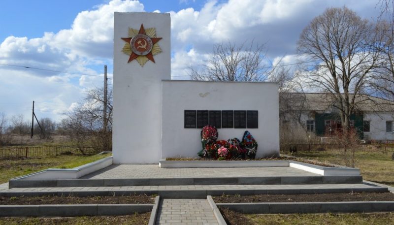 п. Самарский Куркинского р-на. Памятник, установленный на братской могиле, в которой похоронены советские воины, погибшие в годы войны.