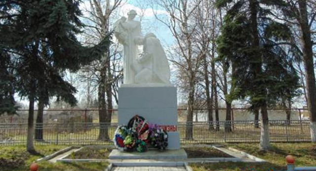  п. Рассвет Венёвского р-на. Памятник, установленный на братской могиле, в которой похоронены советские воины.