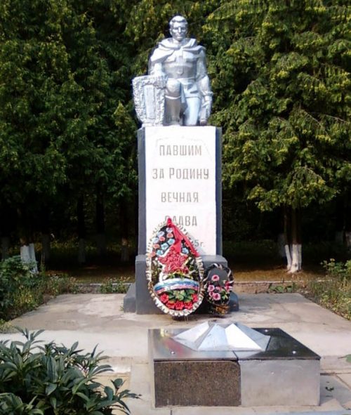 п. Новогуровский. Памятник, установленный на братской могиле, в которой похоронено 290 советских воинов, погибших в годы войны.