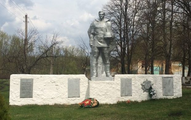 д. Баскаково Воловского р-на. Памятник, установленный на братской могиле, в которой похоронены советские воины, погибшие в годы войны.