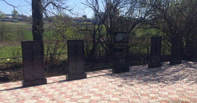 с. Верхоупье Воловского р-на. Памятник, установленный на братской могиле, в которой похоронены советские воины, погибшие в годы войны. 