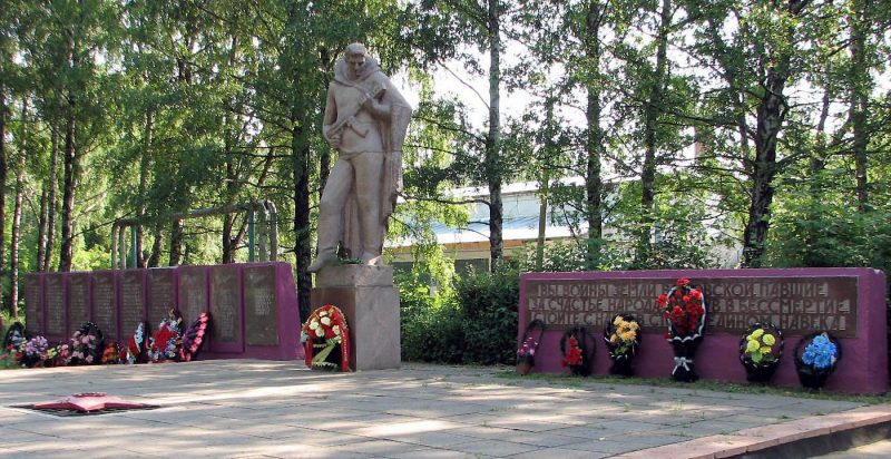 п. Волово. Памятник по улице Ленина 48, установленный на братской могиле, в которой похоронены советские воины, погибшие в годы войны.