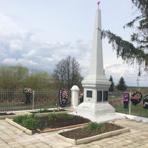 п. Волово. Памятник на территория ж/д станции, установленный на братской могиле, в которой похоронены советские воины, погибшие в годы войны.