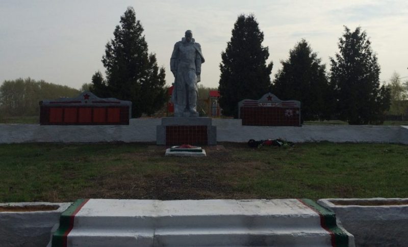 д. Дворики Воловского р-на. Памятник, установленный на братской могиле, в которой похоронены советские воины, погибшие в годы войны.