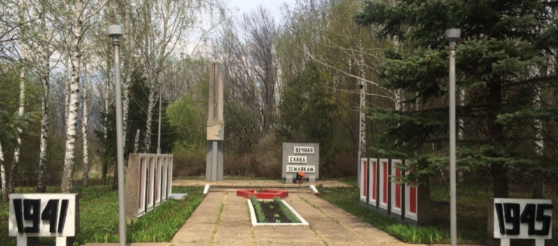 с. Истленьево Воловского р-на. Памятник, установленный на братской могиле, в которой похоронены советские воины, погибшие в годы войны.