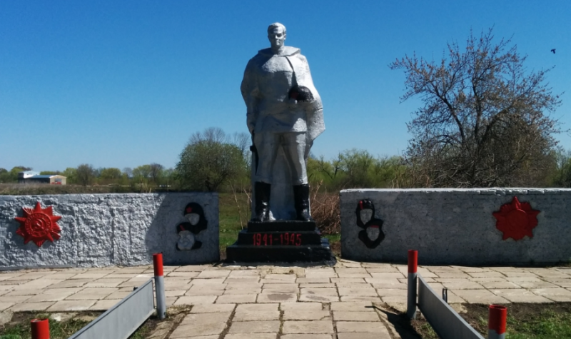 д.Красавка Воловского р-на. Памятник, установленный на братской могиле, в которой похоронены советские воины, погибшие в годы войны.