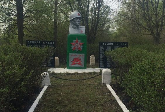 д. Красная Дубровка Воловского р-на. Памятник, установленный на братской могиле, в которой похоронены советские воины, погибшие в годы войны. 