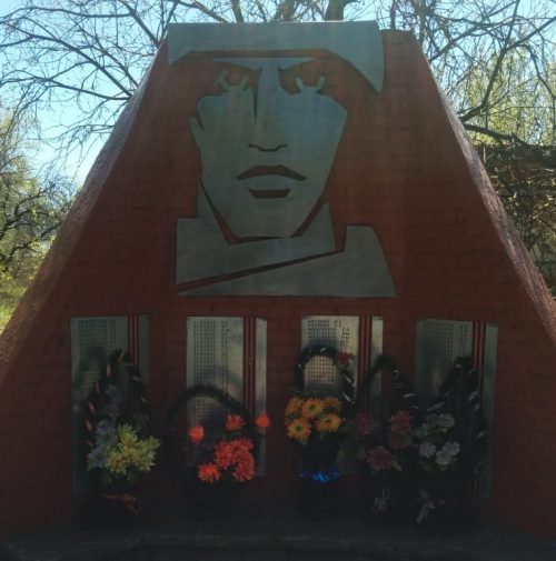 д. Красный Холм Воловского р-на. Памятник, установленный на братской могиле, в которой похоронены советские воины, погибшие в годы войны.