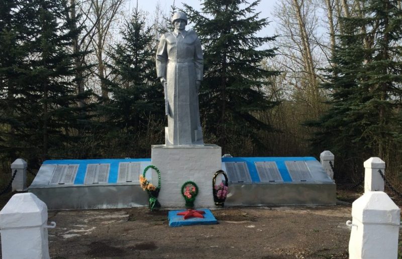 с. Непрядва Воловского р-на. Памятник, установленный на братской могиле, в которой похоронены советские воины, погибшие в годы войны.