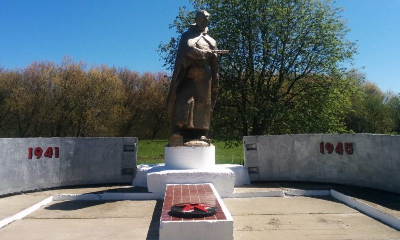 с. Никитское Воловского р-на. Памятник, установленный на братской могиле, в которой похоронены советские воины, погибшие в годы войны.