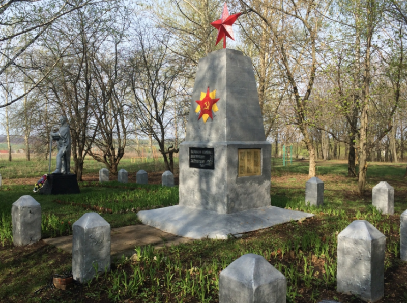 д. Сухие Плоты Воловского р-на. Памятник, установленный на братской могиле, в которой похоронены советские воины, погибшие в годы войны.