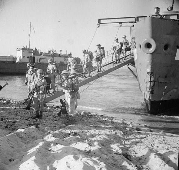 Британские войска десантируются на берег в Реджо. 