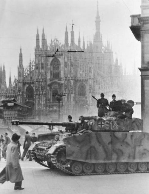 Танки лейбштандарта СС Адольфа Гитлера на Соборной площади в Милане.