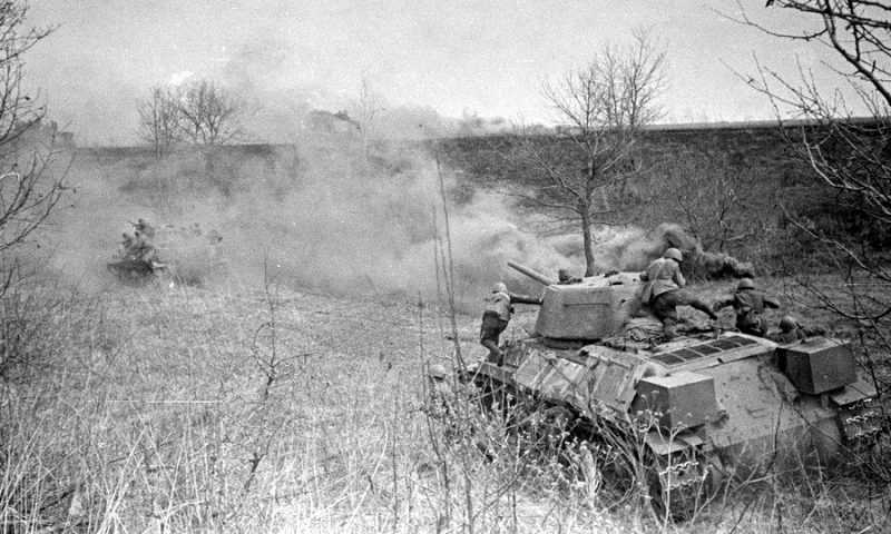 Советские танки в наступлении.