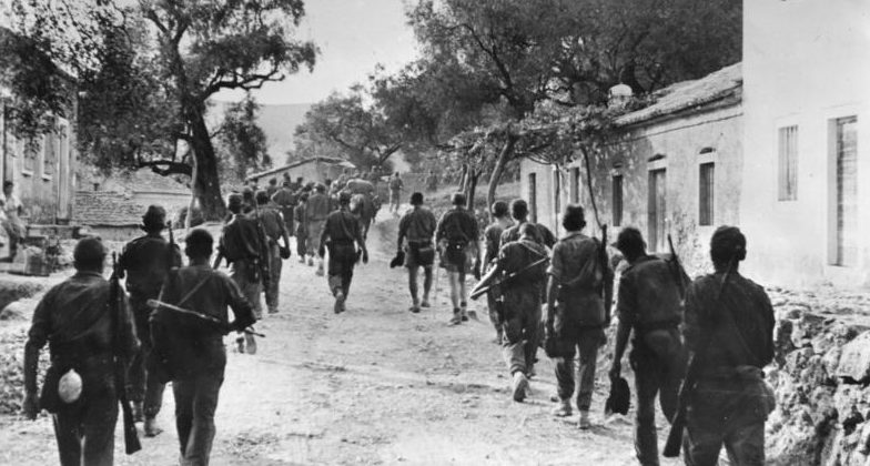 Немецкие солдаты в городе Корфу.