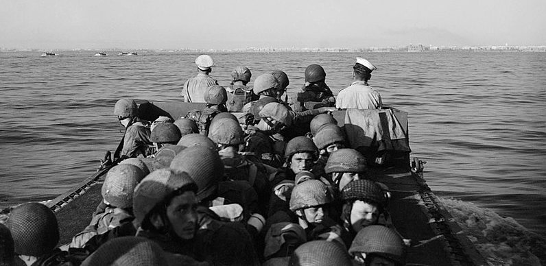 Парашютисты на десантном корабле у Таранто.