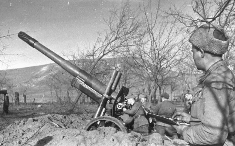 Советские артиллеристы ведут огонь в районе Новороссийска.